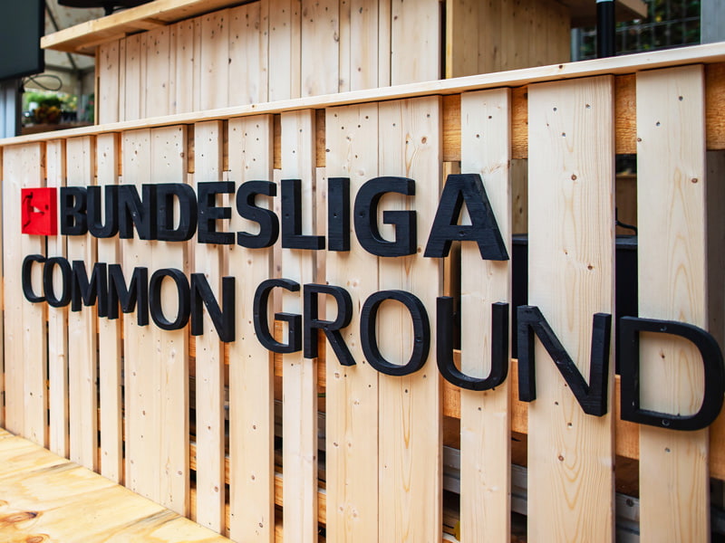 3D-Buchstaben aus Multiplex, nach CI lackiert, für plastische Logos am Messestand