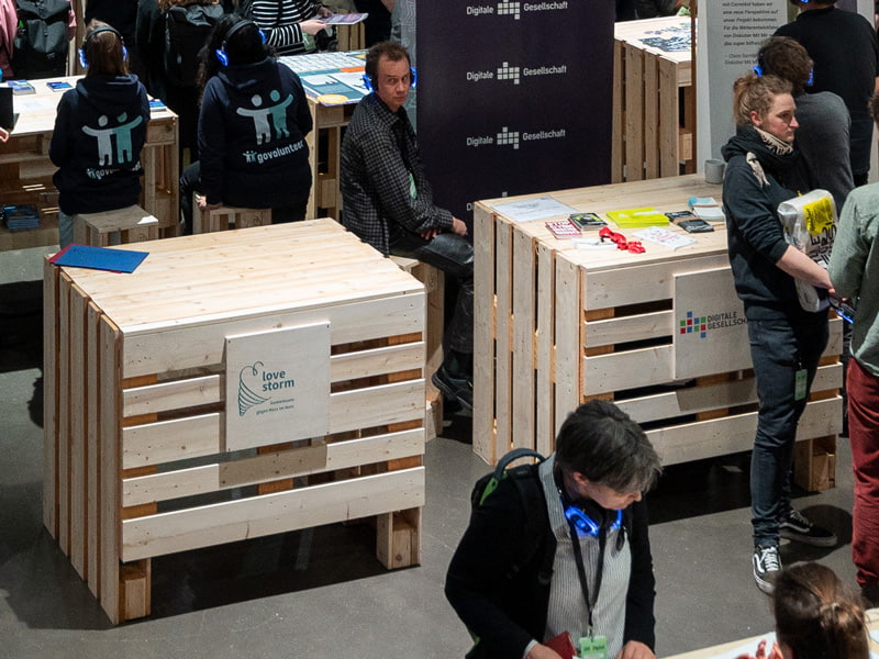 UV-4C-Farbdruck: vollfarbiges Logo direkt auf Holz gedruckt für den Messebau