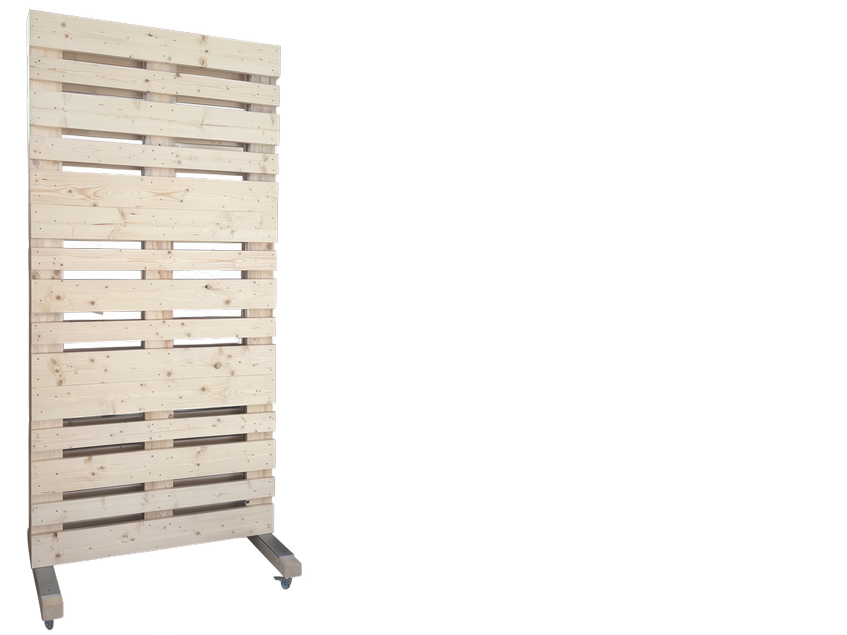 Rollbare Messewand mieten – mobile Holzwand mit Brettablage als Arbeits- und Flipchartwand für Messen und Events