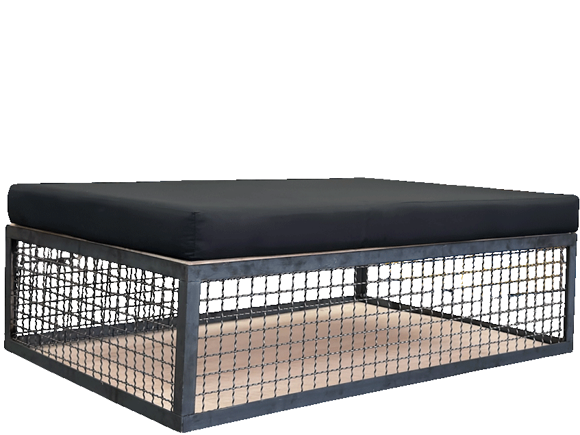 Metall Loungeinsel mit Gitter und schwarzem Kissen zum Mieten – Hocker und Liegefläche im Industrie-Look