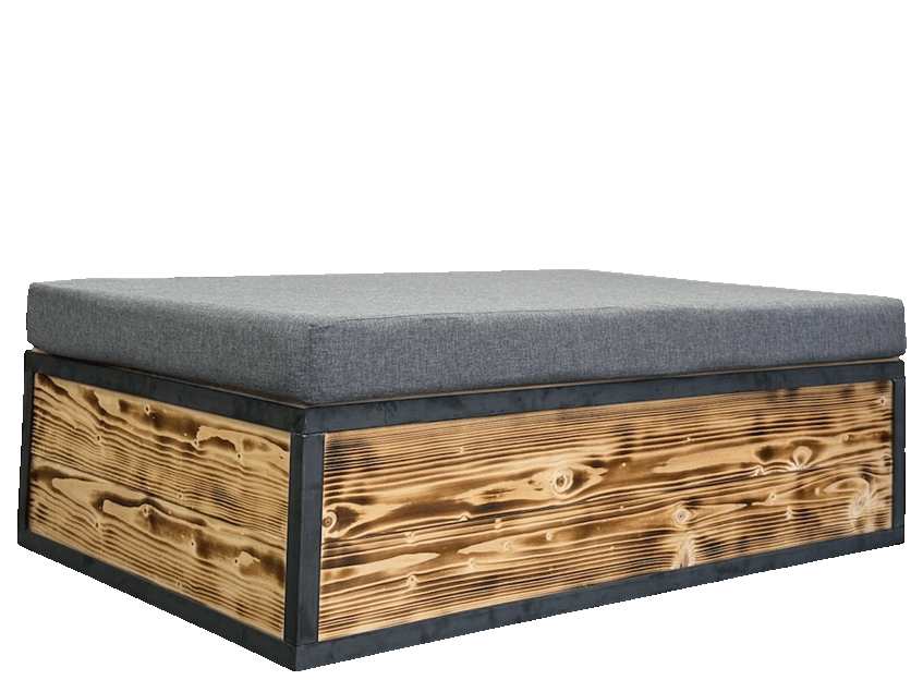 Metall Loungeinsel mit geflammter Holzverkleidung und grauem Kissen zum Mieten – Hocker und Liegefläche im rustikalen Industrial-Look für Lounge-Bereiche