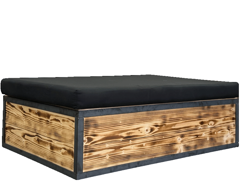 Metall Loungeinsel mit geflammter Holzverkleidung und schwarzem Kissen zum Mieten – Hocker und Liegefläche im rustikalen Industrie-Look