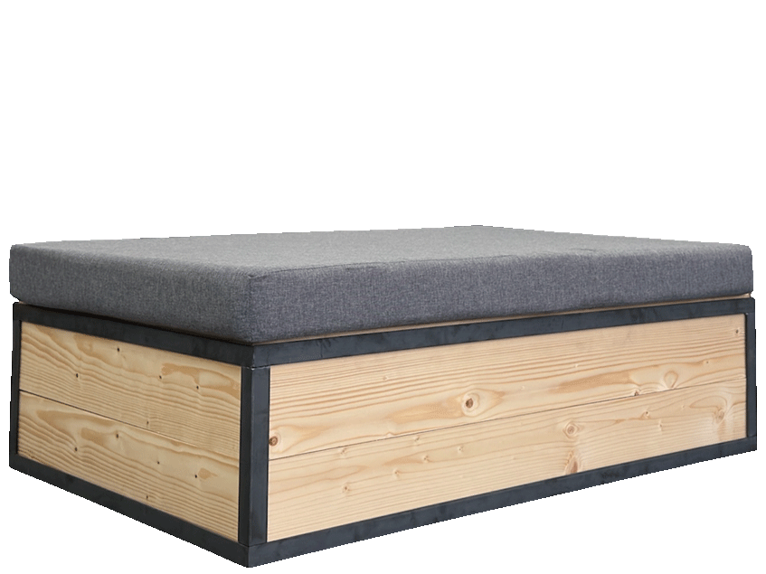 Metall Loungeinsel mit Echtholzverkleidung und grauem Kissen zum Mieten – Hocker und Liegefläche mit warmer Holzoptik für Lounge-Bereiche