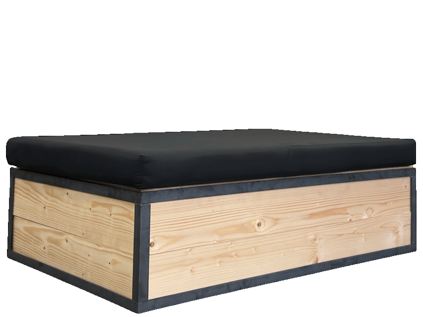 Metall Loungeinsel mit Echtholzverkleidung und schwarzem Kissen zum Mieten – Hocker und Liegefläche im warmen Industrie-Look