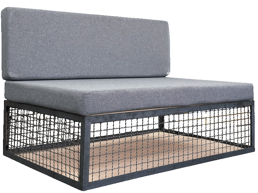 Metall Loungesofa mit Gitter und grauen Kissen zum Mieten – Industrie-Lounge aus Stahl für Events und Hochzeiten