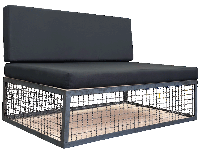 Metall Loungesofa mit Gitter und schwarzen Kissen zum Mieten – Industrie-Lounge aus Stahl für Events und Messen