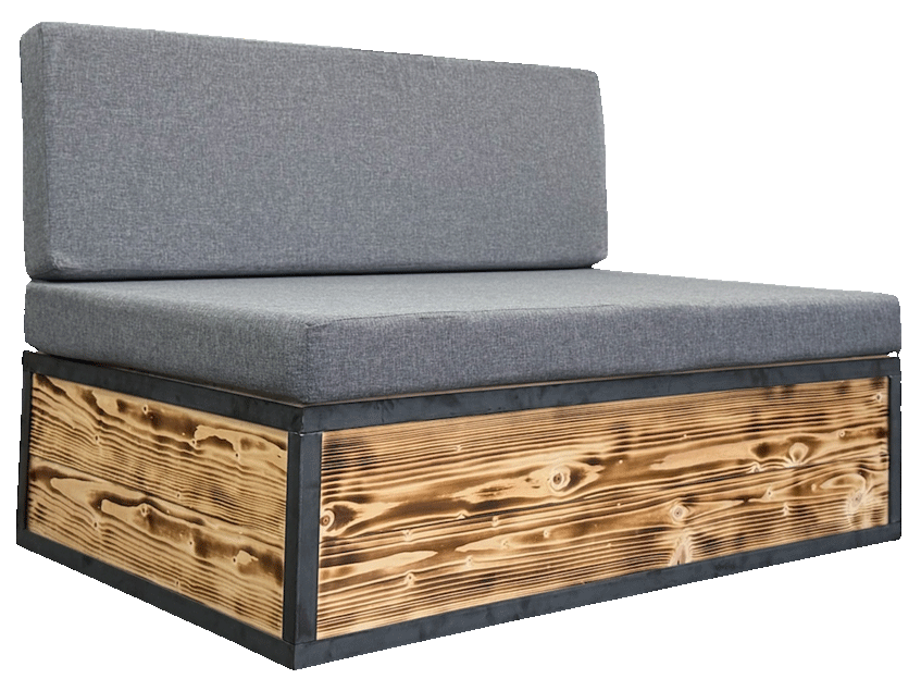 Metall Loungesofa mit geflammter Holzverkleidung und grauen Kissen zum Mieten – rustikaler Industrial-Look mit Shou-Sugi-Ban-Optik für Events und Hochzeiten