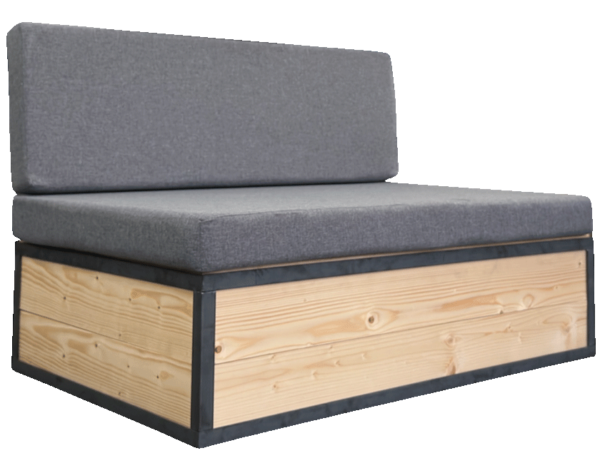 Metall Loungesofa mit Echtholzverkleidung und grauen Kissen zum Mieten – Industrie-Lounge mit warmer Holzoptik für Events und Hochzeiten
