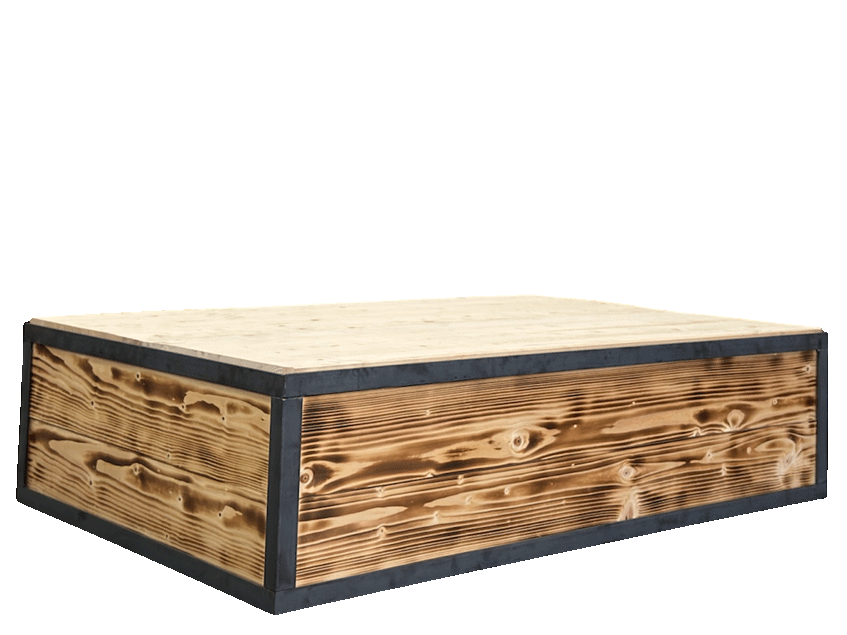 Metall Loungetisch mit geflammter Holzverkleidung zum Mieten – Couchtisch im rustikalen Industrie-Look mit Shou-Sugi-Ban-Optik für Events und Messen