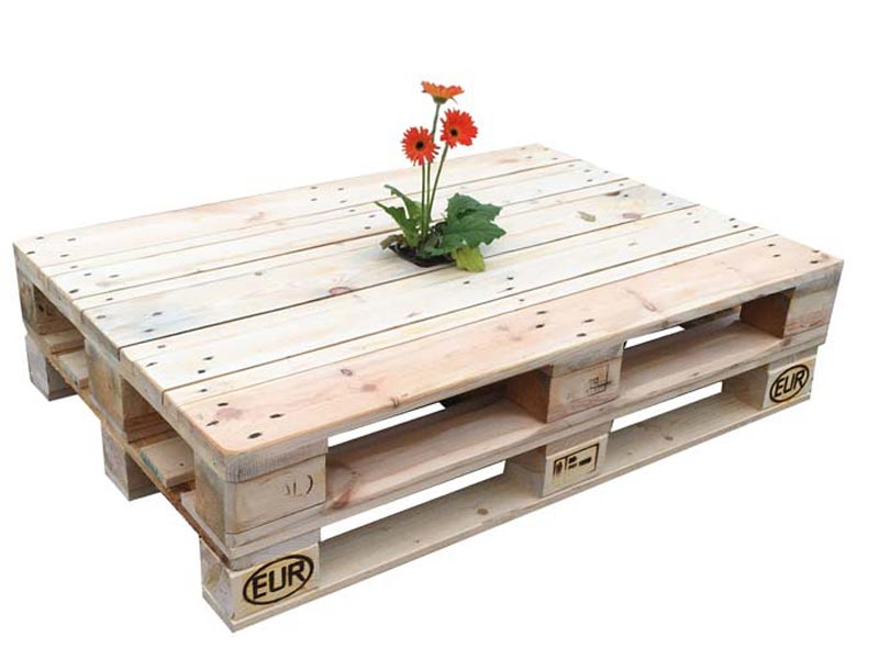 Loungetisch aus Europalette mit Blumendekoration – Couchtisch im Palettenstil zum Mieten für Hochzeiten und Events